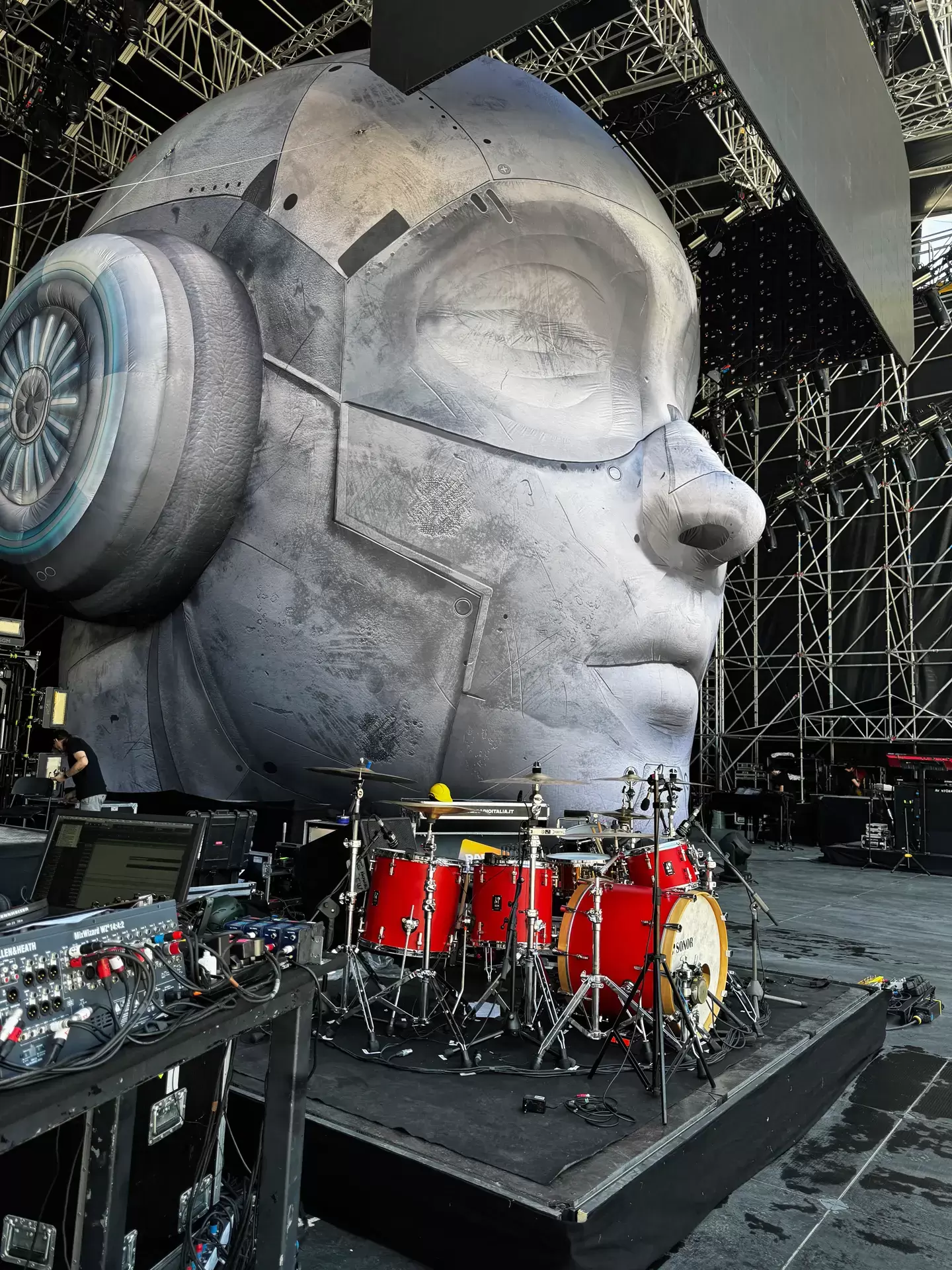 An interactive and dynamic artwork that adapts and transforms with the music.