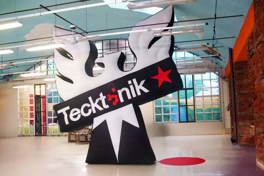 Tecktonik Shaped